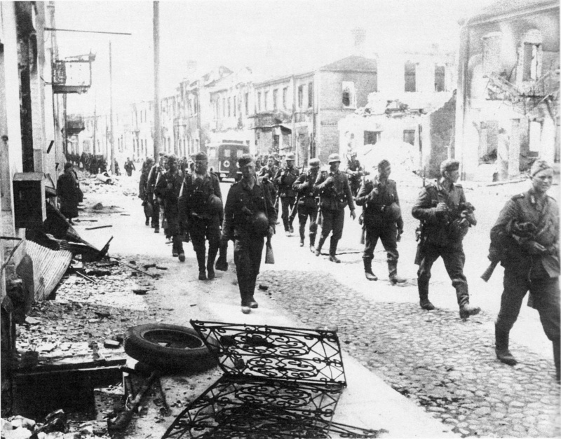 Немецкие солдаты проходят по улице белорусского города Гродно, захваченного в ночь с 22 на 23 июня 1941 г